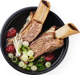 남녀노소 누구나 좋아하는 푸짐하고 든든한 한촌 갈비탕. 대중적인 입맛을 사로잡아 단골 고객을 유치하는 탄탄한 국밥 프랜차이즈 아이템.