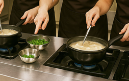 인건비를 획기적으로 낮추는 매장 단순 조리 시스템. 5분이면 완성되는 간편 레시피로 초보 창업자나 1인 창업자도 여유 있게 운영 가능한 국밥 프랜차이즈.