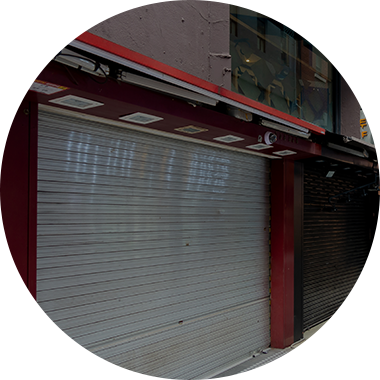 12개월 이상 방치되며 막대한 유지 비용만 발생시키는 빈 상가 공실 문제.